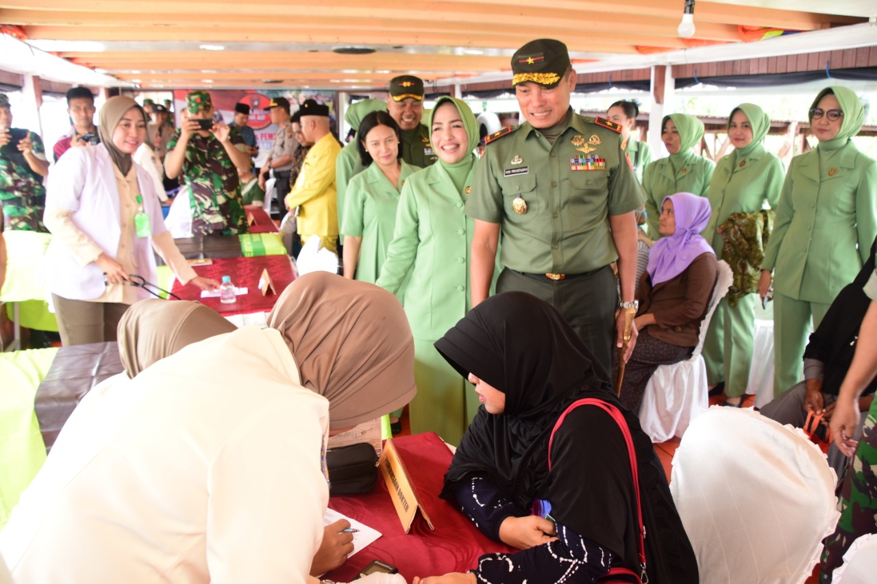 Kodim Tenggarong Gelar Klinik Terapung Layani Pengobatan Gratis Bagi Warga Miskin