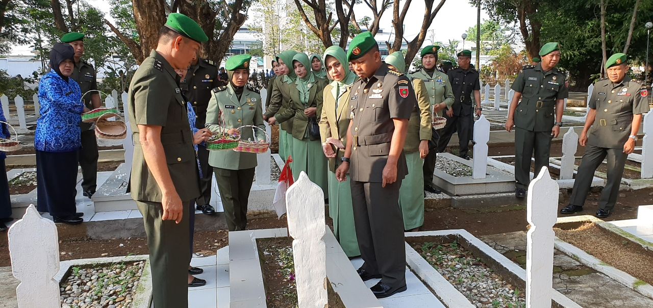 Peringati HUT ke- 69, Ajendam Hasanuddin Ziarah Rombongan di TMP Panaikang