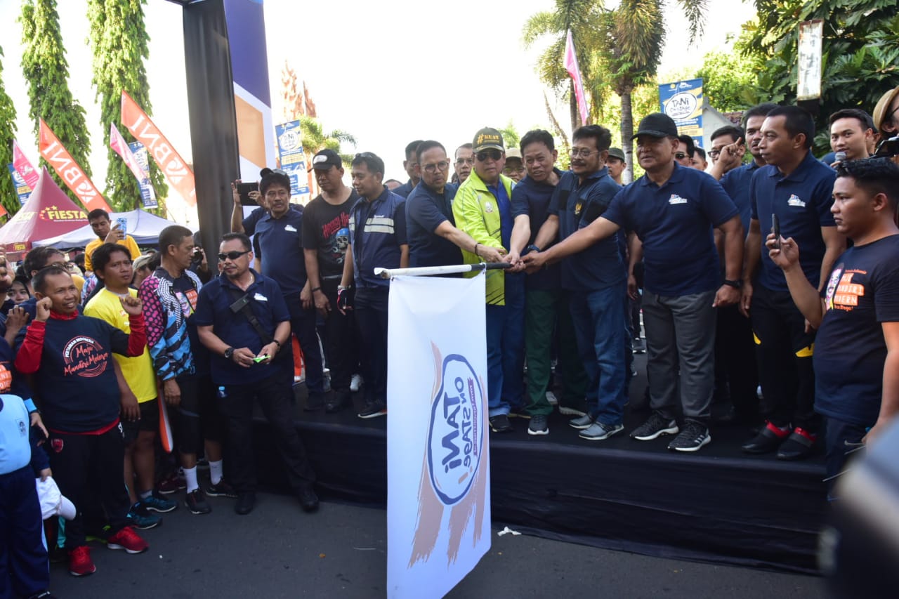 Pangdam Hasanuddin Bersama Kementan RI, Lepas Jalan Sehat Tani On Stage