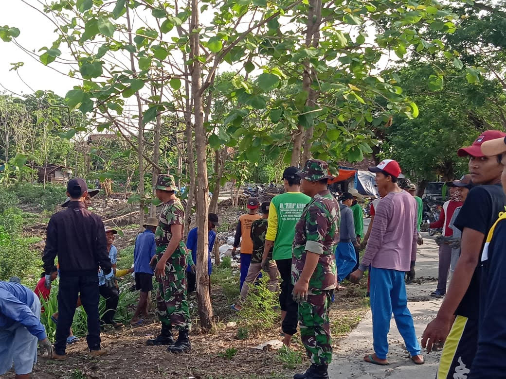 Kodim 0812 Lamongan Bersama Masyarakat Bergotong-royong Bersihkan Sungai