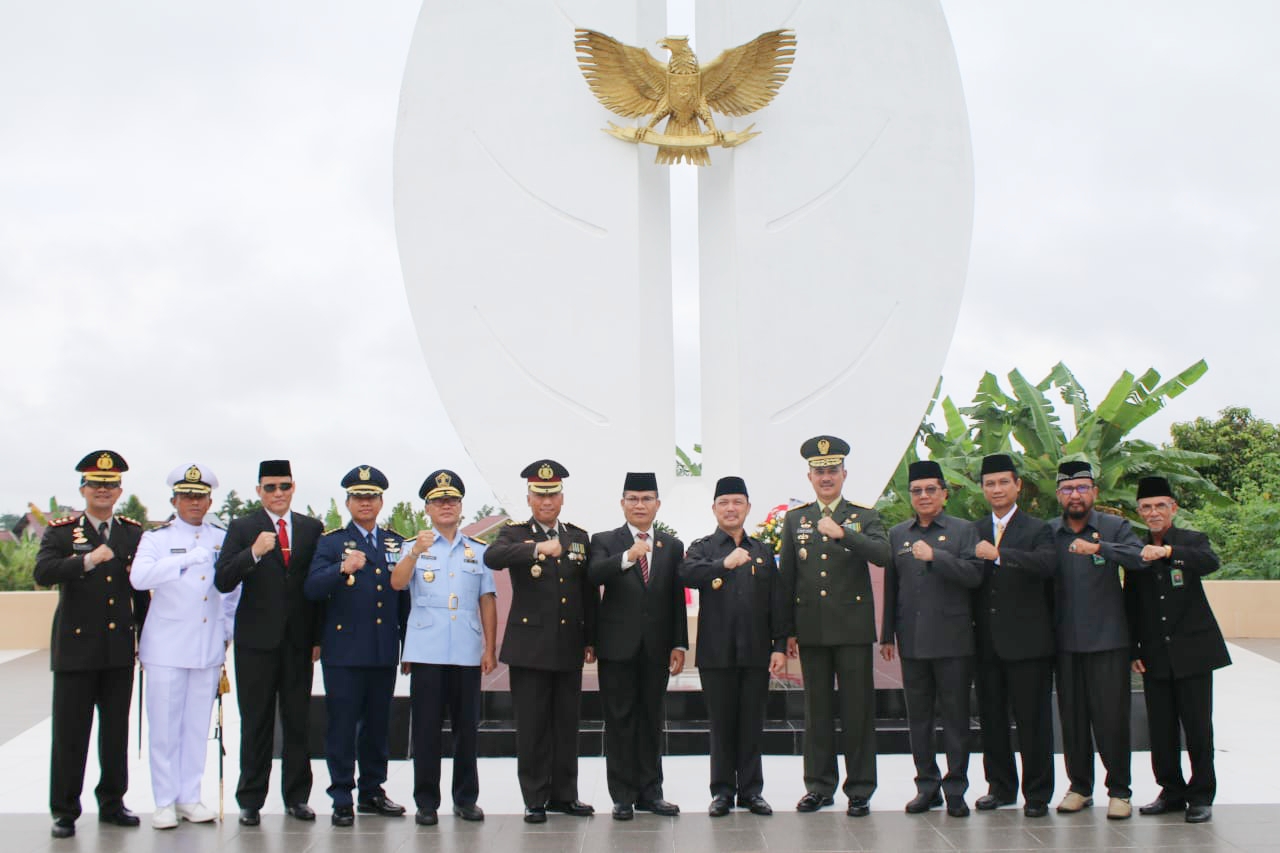 Kasdam XII/Tpr Hadiri Ziarah HUT ke-63 Pemprov Kalbar di TMP Dharma Patria Jaya