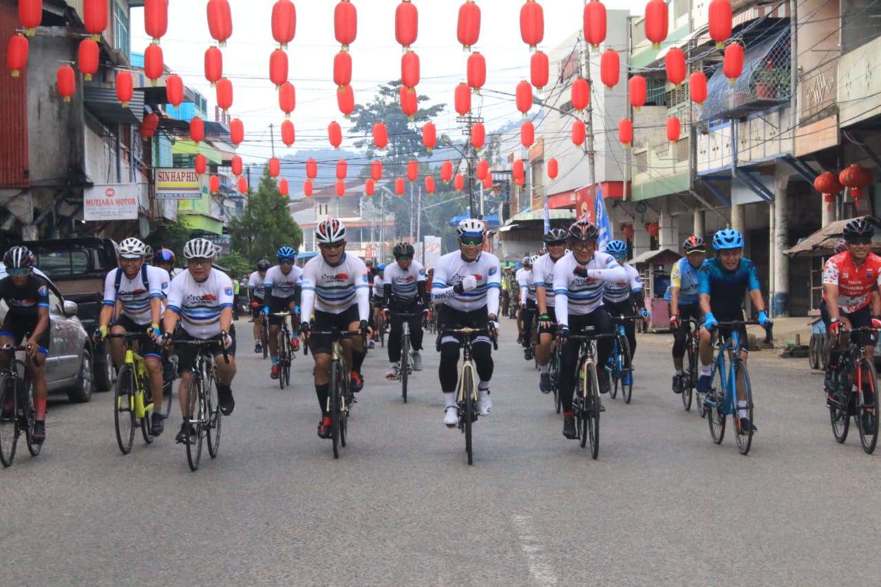 Meriahkan Imlek, TNI-POLRI Gowes Keliling Singkawang