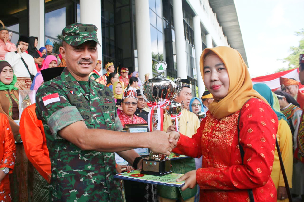 HUT ke-63 Pemprov Kalbar, Kasdam XII/Tpr Serahkan Piala Lomba Sekolah Sehat