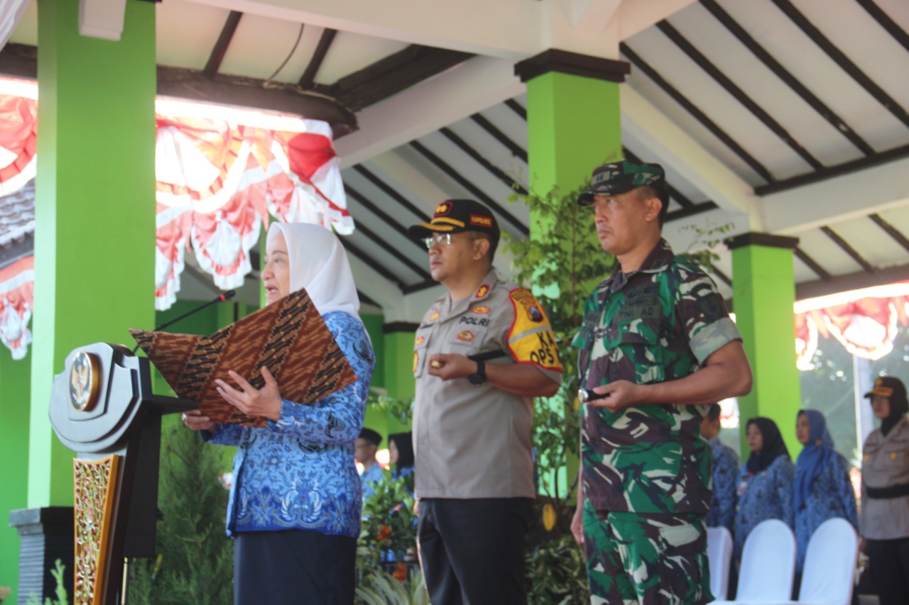 Dandim 0813 Dampingi Bupati Pimpin Apel Gelar Pasukan Mantab Praja Angling Dharma