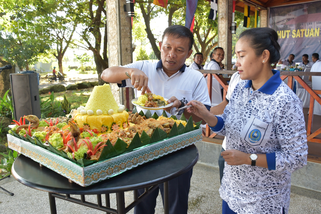 Peringati HUT Satrol Lantamal VI , Dansatrol Lantamal VI Potong Tumpeng