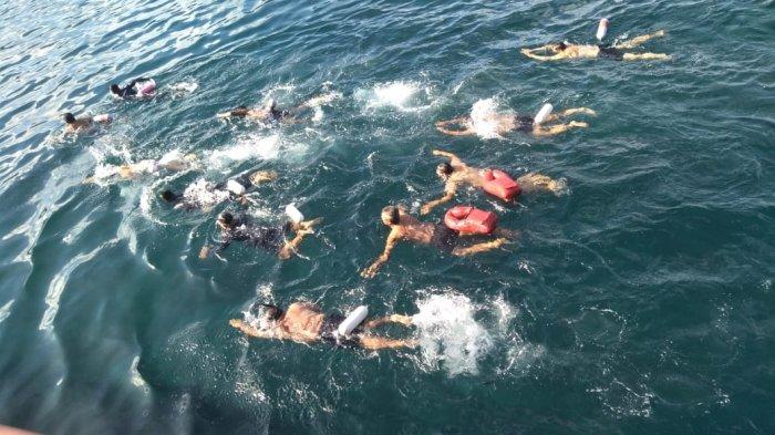 Gelar Latihan Renang, Prajurit Marinir Sebrangi Selat Lembeh