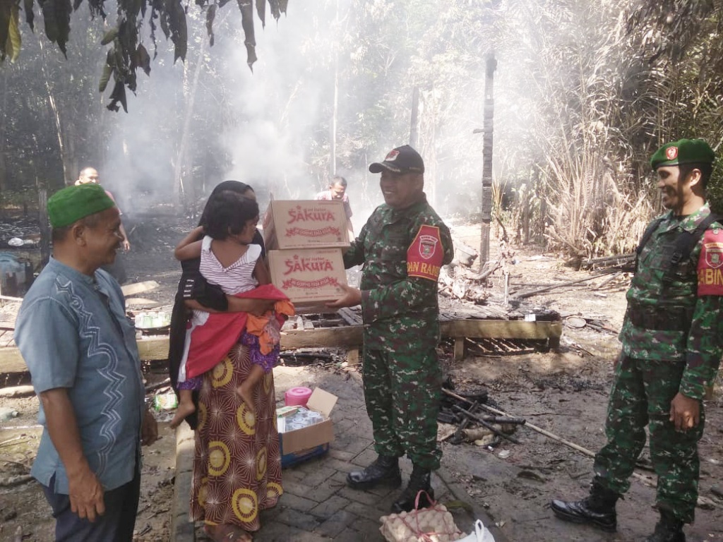 Danramil Pantai Hambawang Serahkan Bantuan Kepada Warga Korban Kebakaran