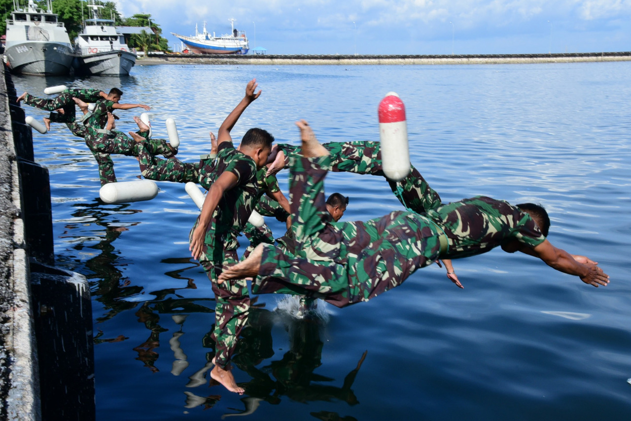 Prajurit Yonmarhanlan VI Bina Kemampuan Tempur Berenang Satu Km di Laut