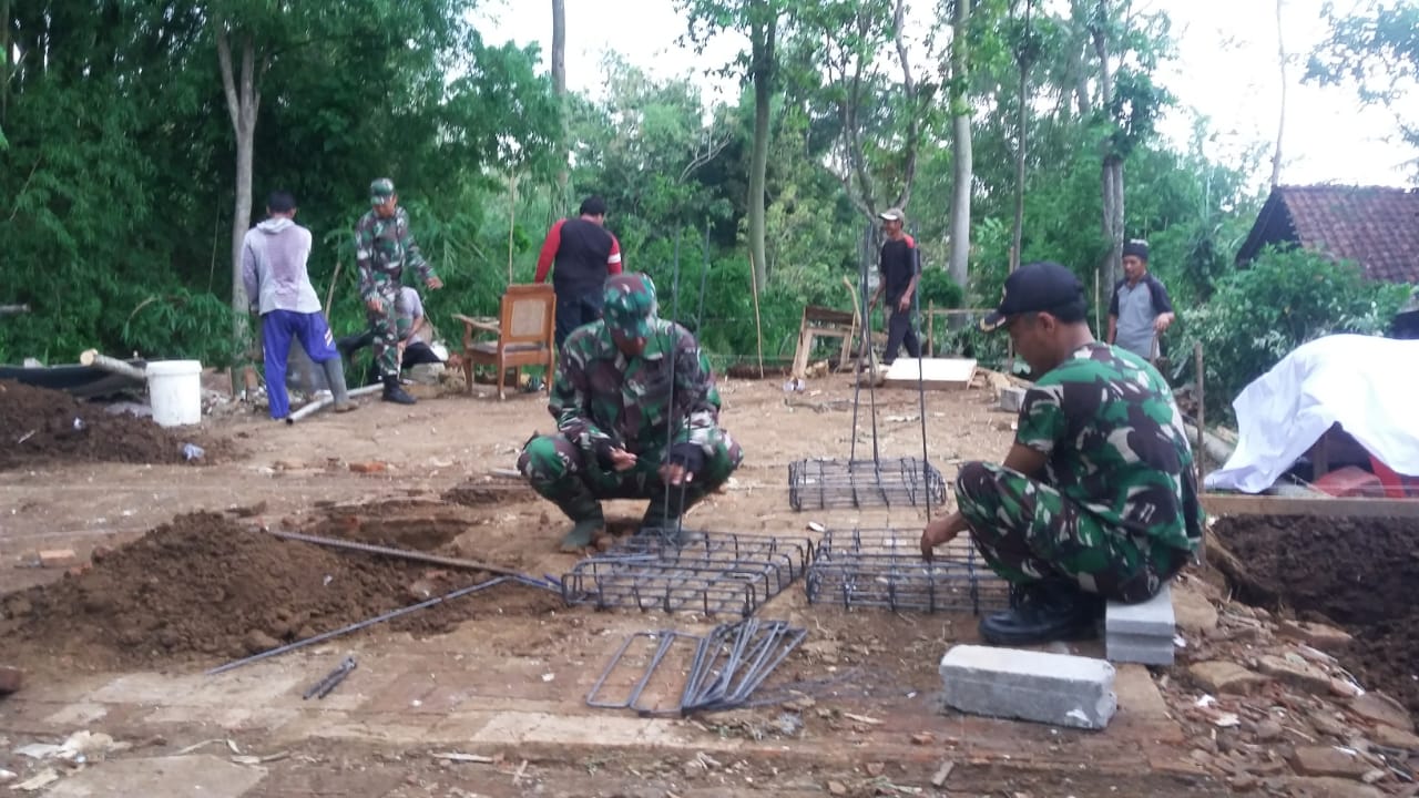 Pasca Kejadian Bencana Alam,Koramil 0808/17 Gelar Karya Bhakti