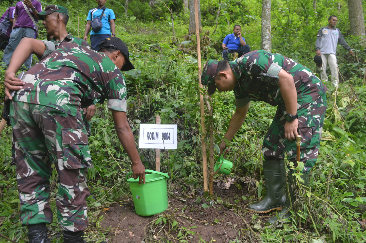 Dandim 0804 Magetan Hijaukan Kembali Lereng Gunung Blego