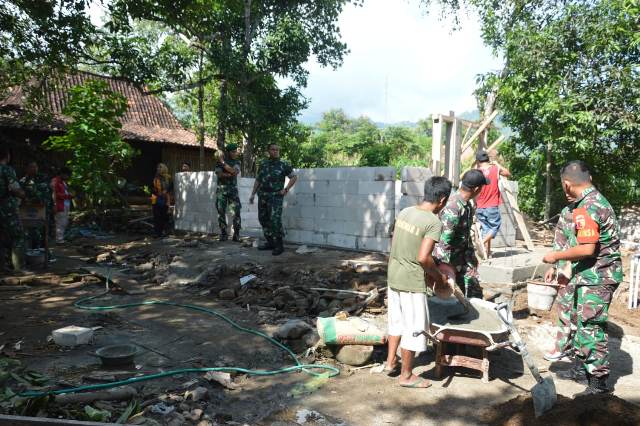 Dandim Ponorogo Cek Langsung di Lokasi Bedah Rumah Warga