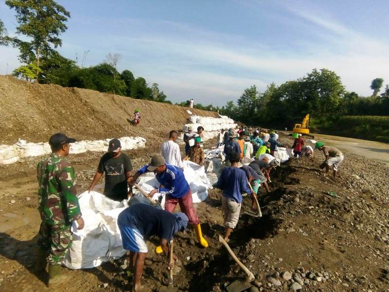 Ratusan Warga Gotong-royong Kuatkan Tanggul Sungai Babakan