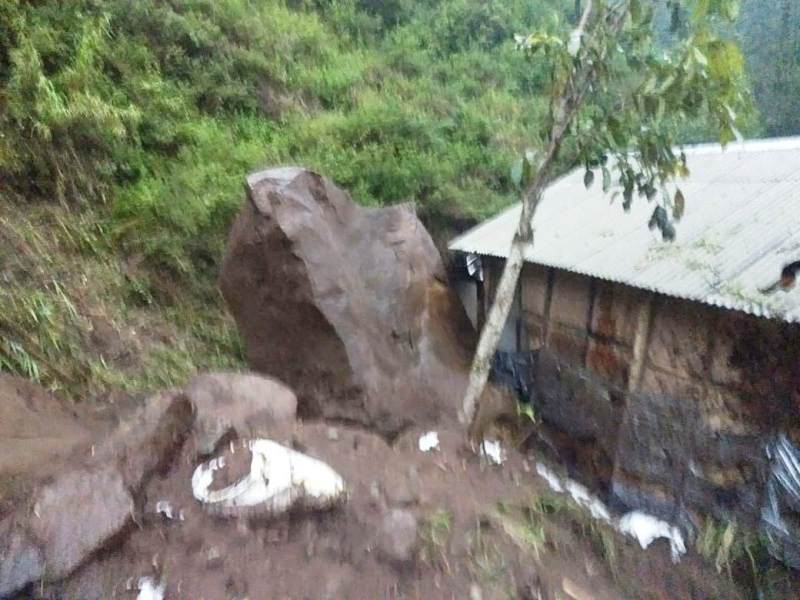 Longsor Di OW Curug Cantel Brebes, Batu Raksasa Timpa Bangunan