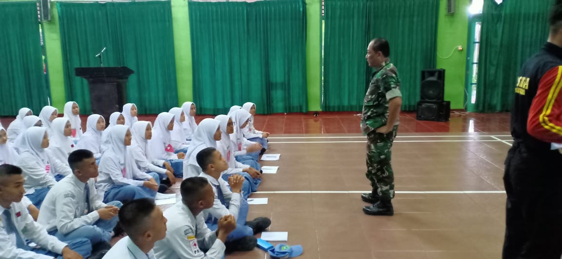 Koramil Pesantren Latih Tim Paskibraka Siswa SMAN 2 Kediri