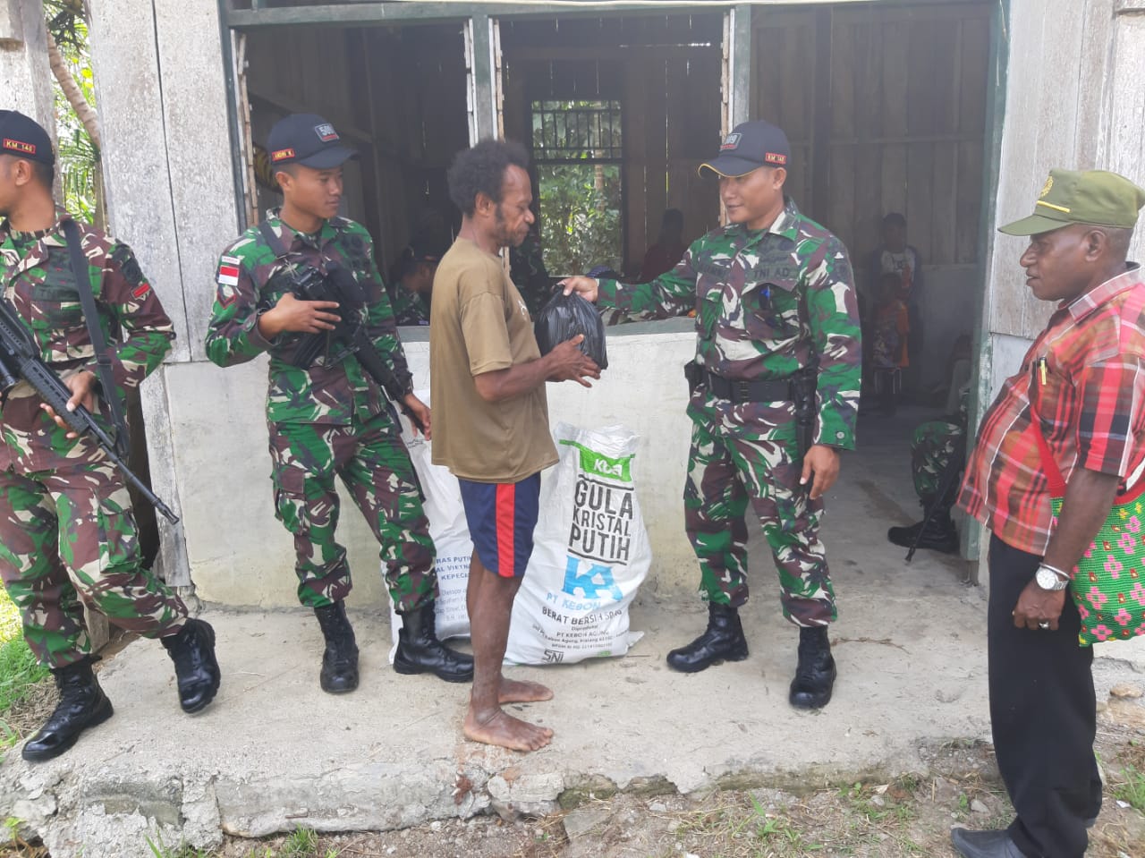 Bantu Warga, Pos KM 140 Satgas Pamtas Yonif Raider 509 Kostrad Bagikan Sembako