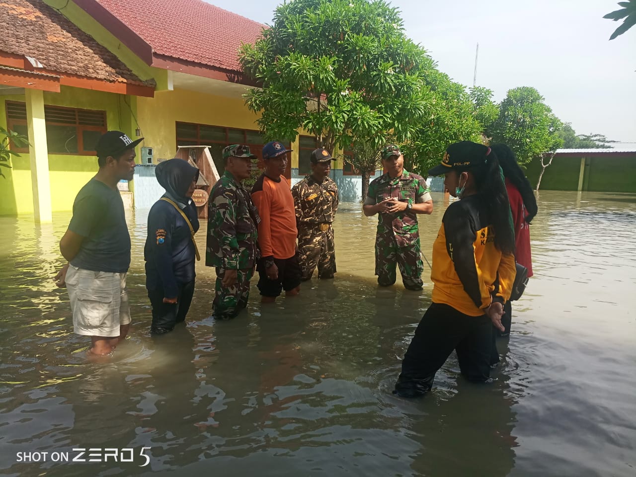 Dandim 0815 Tinjau Lokasi Terdampak Banjir di Desa Tempuran