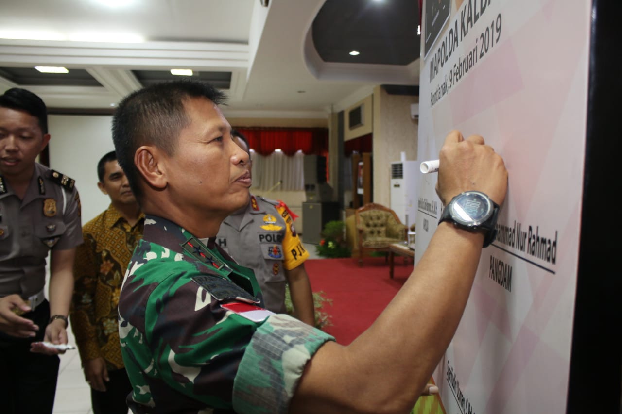 Pangdam Dampingi Kapolda Launching Buku Leader Kalbar Berkibar