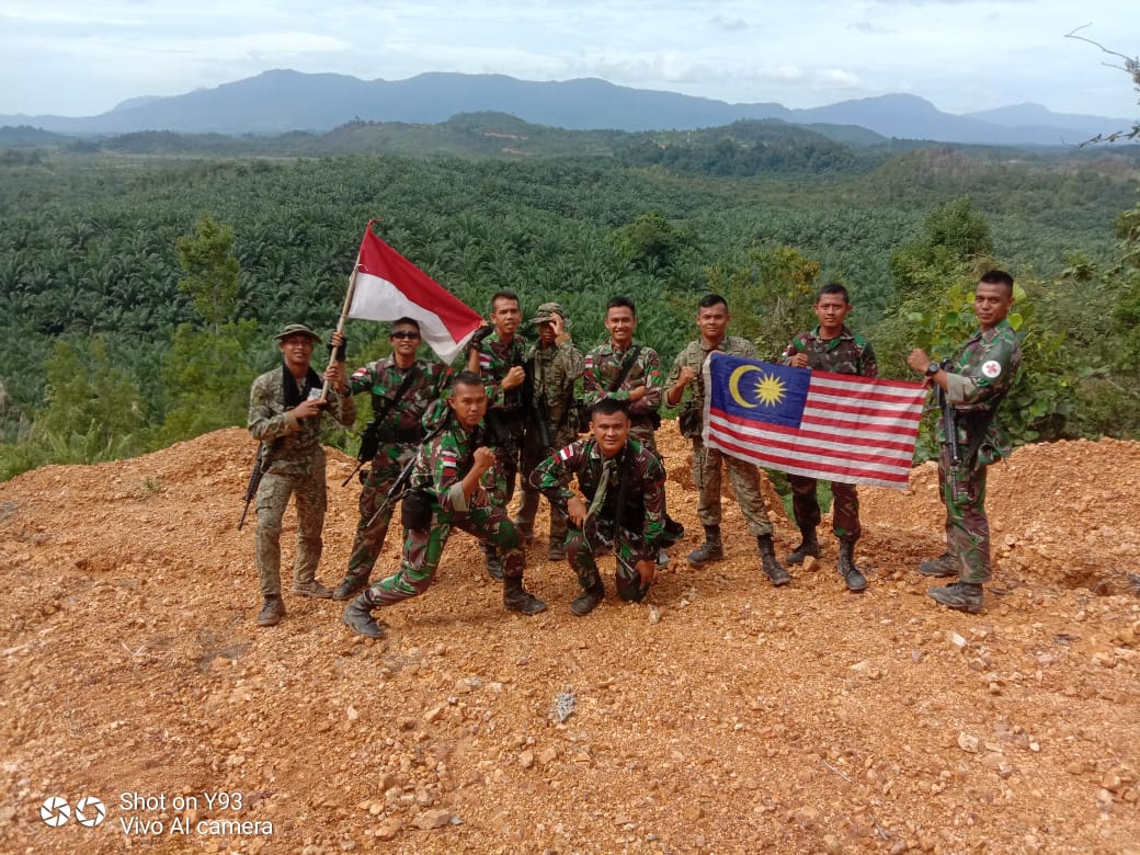 Satgas Yonif 133 dan Yon 13 RADM Cek Patok Perbatasan Kedua Negara