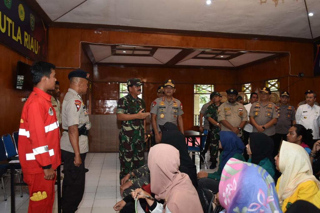 Panglima TNI Tinjau Posko Relawan Karhutla di Riau