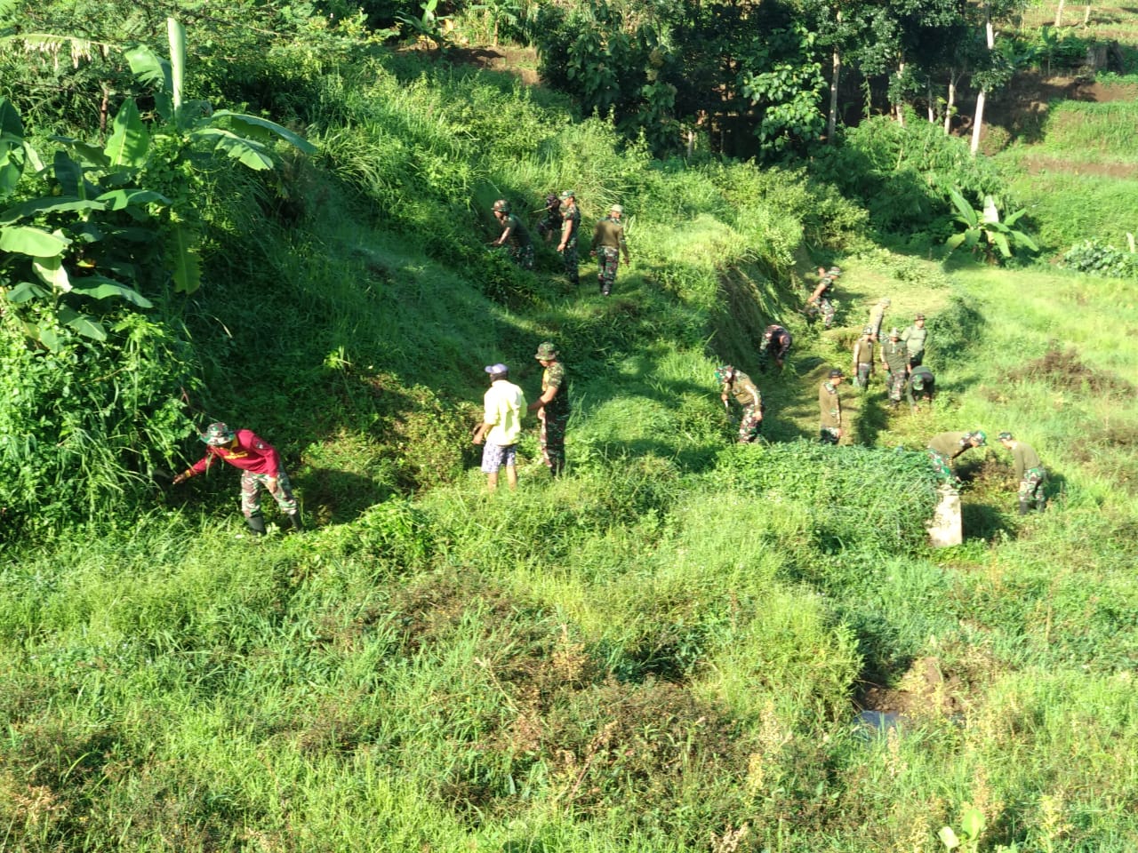 Kodim Mojokerto Kerahkan Personel Karbak Bakal Lokasi Tanam Vetiver