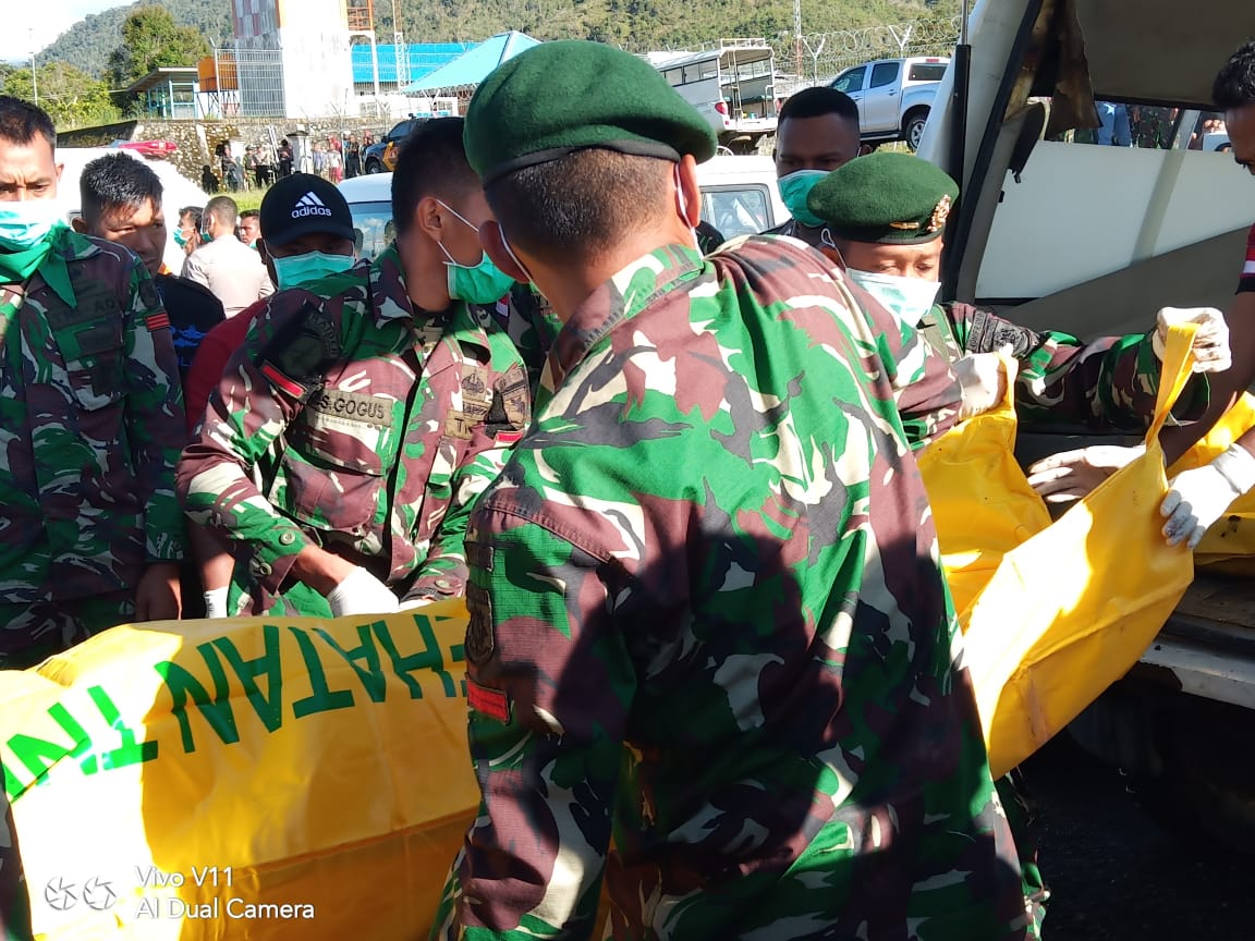 Satgas pamtas Yonif Raider 509 Kostrad, Bantu Evakuasi Korban Heli Mi-17