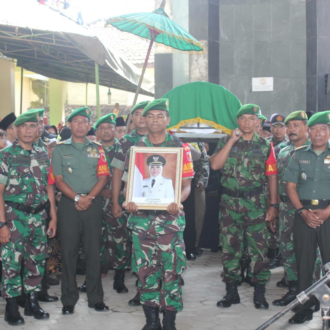 Personel Kodim Kediri Antar Jenazah Wakil Walikota Kediri Hj. Lilik Muhibbah