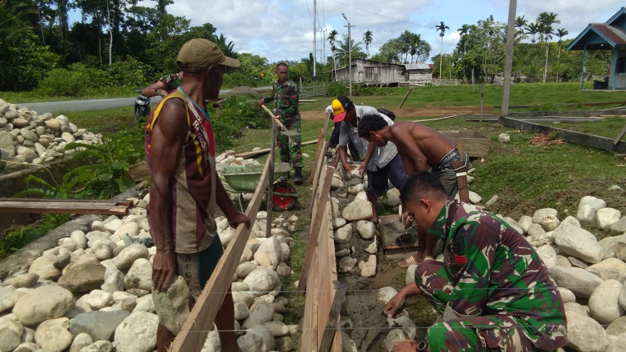 Prajurit TNI Bantu Warga Bangun Rumah di Pedalaman Papua