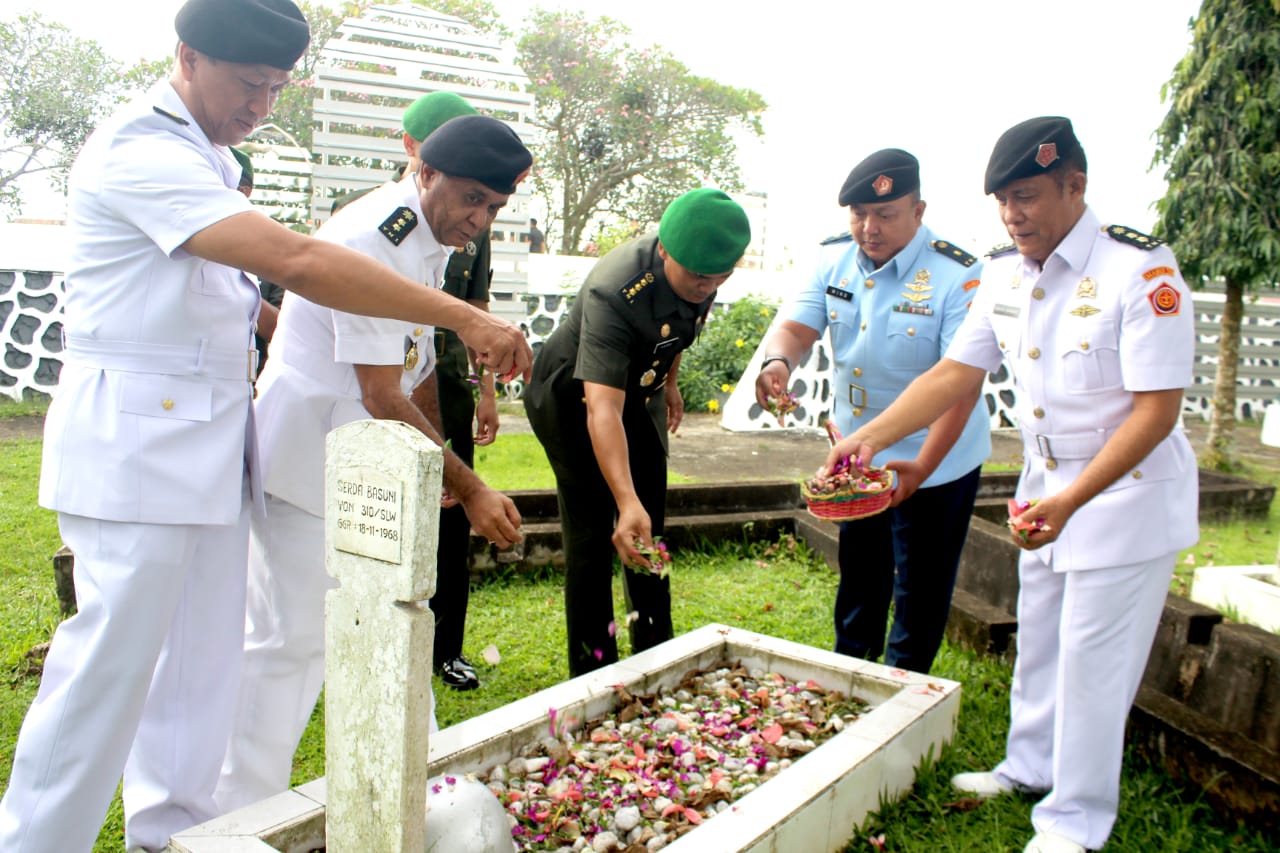 HUT ke-68 Corp Hukum TNI AD, Kakumdam XII/Tpr Pimpin Ziarah di Makam Pahlawan