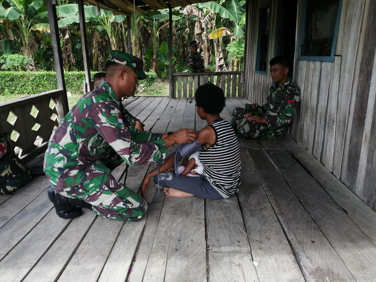 Satgas Raider 300 Lakukan Pemeriksaan Kesehatan Masyarakat