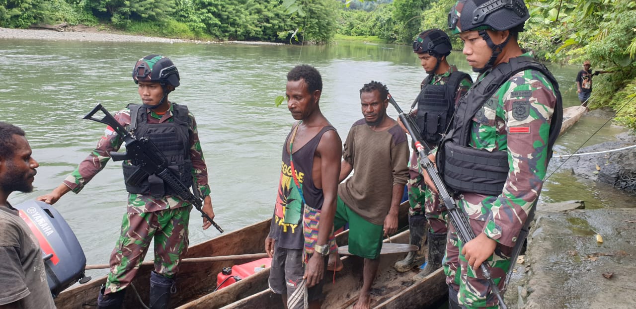 Cegah Barang ilegal, Satgas Yonif Raider 509 Kostrad Periksa Jalan Tikus Perbatasan