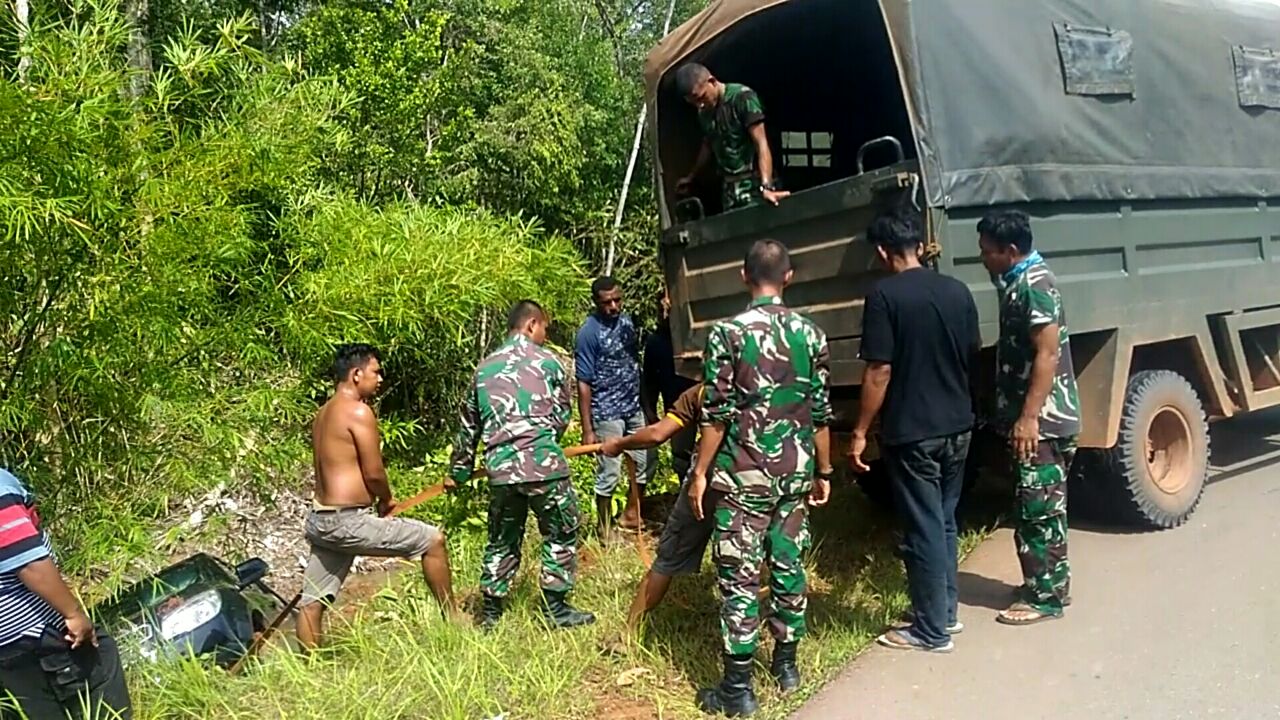 Satgas Yonif 411 Kostrad Bantu Evakuasi Mobil Masuk Jurang