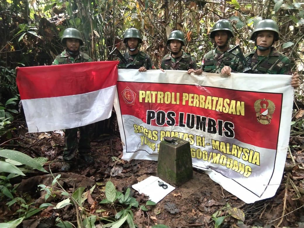 Patroli Patok Perbatasan,,Satgas Pamtas Yonif Raider 600 Lewati Jalur Curam dan Terjal