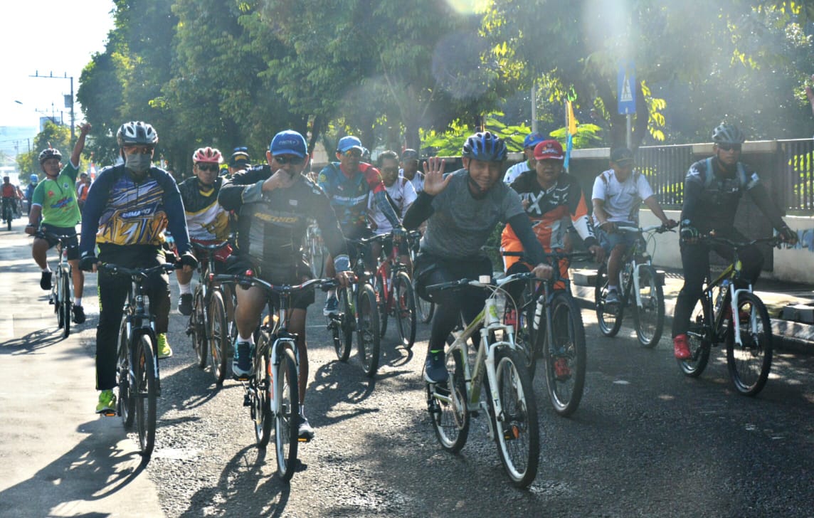 Gowes Bareng Tiga Pilar Sarana Komsos dengan Masyarakat