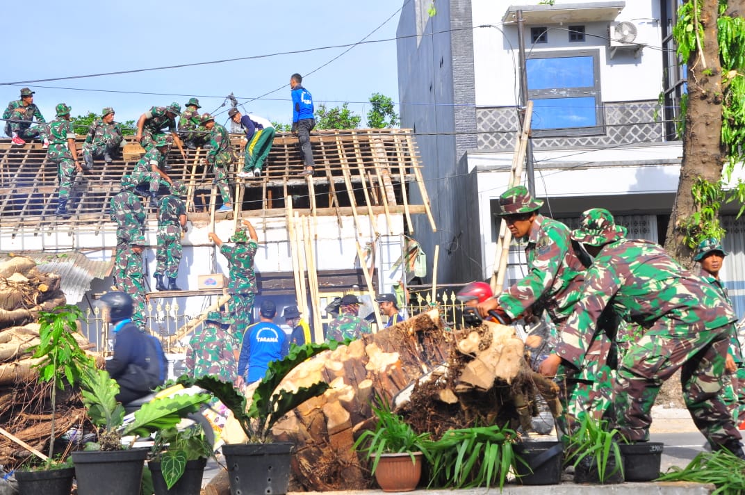 Pasca Bencana Angin Kencang, Kodim 0808/Blitar Gelar Karya Bhakti