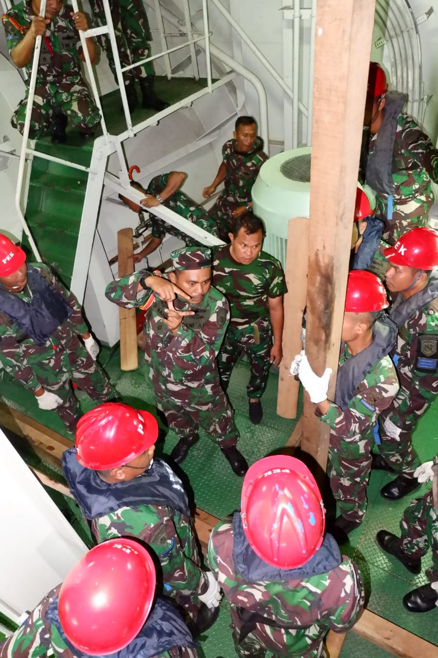 Prajurit Koarmada II Latihan Peran Kebocoran di KRI Surabaya-591