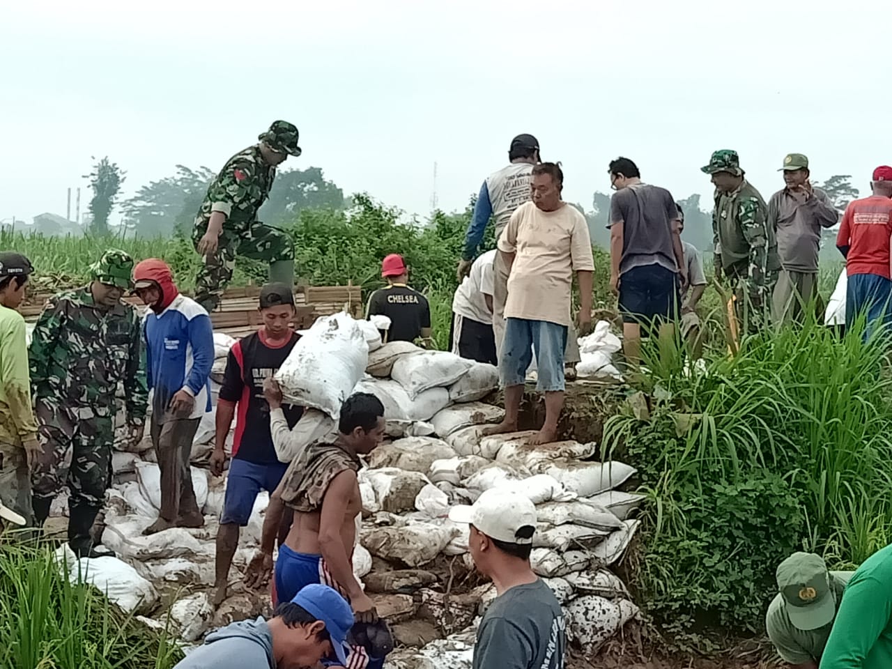 Kodim Kediri Bersama Warga Perbaiki Tanggul Jebol