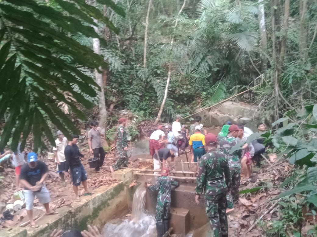 Satgas Pamtas 641 dan Warga Antusias Bersihkan Bendungan Air