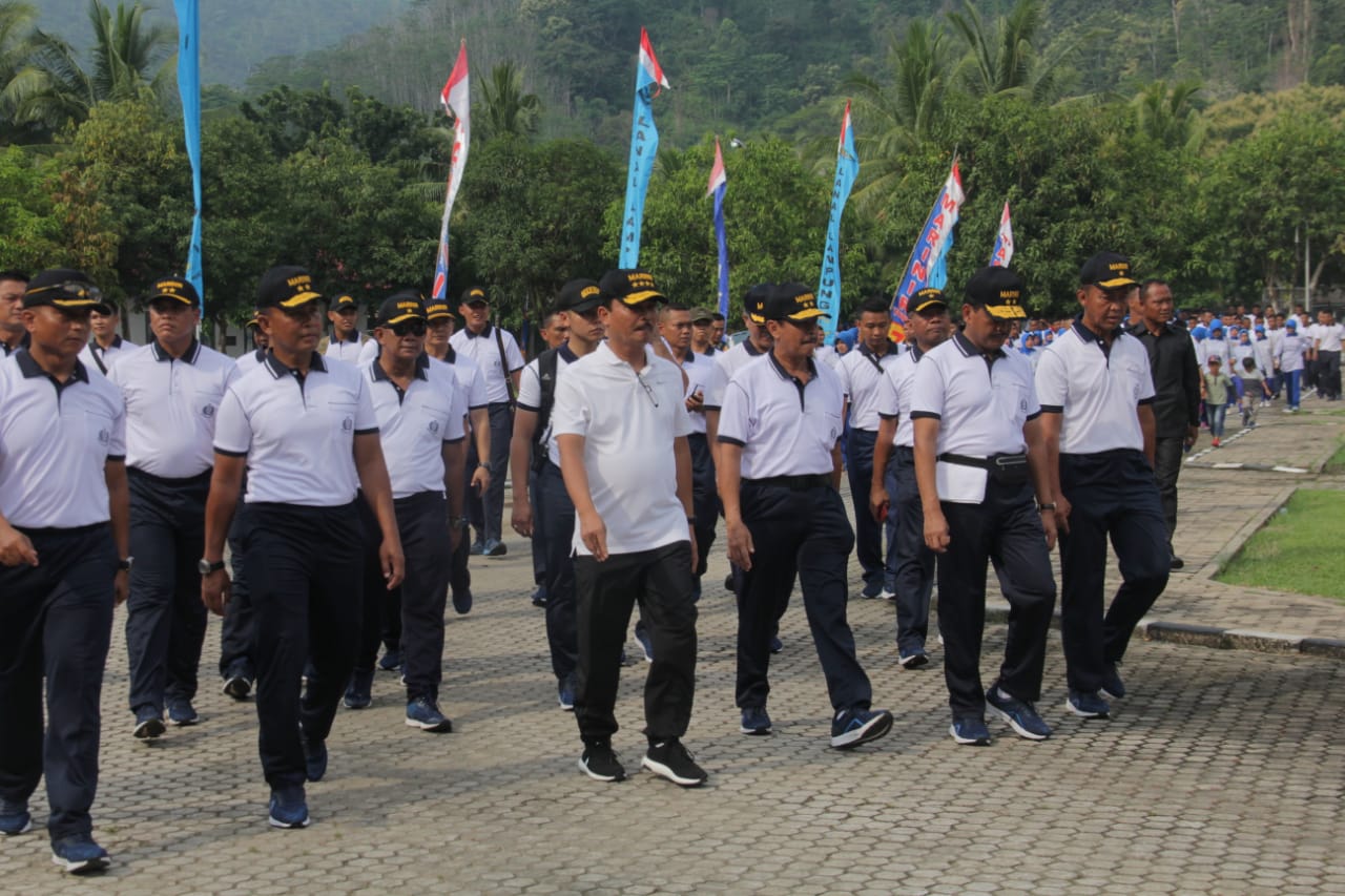 Kasal Olahraga Bersama dengan Prajurit TNI AL di Lampung