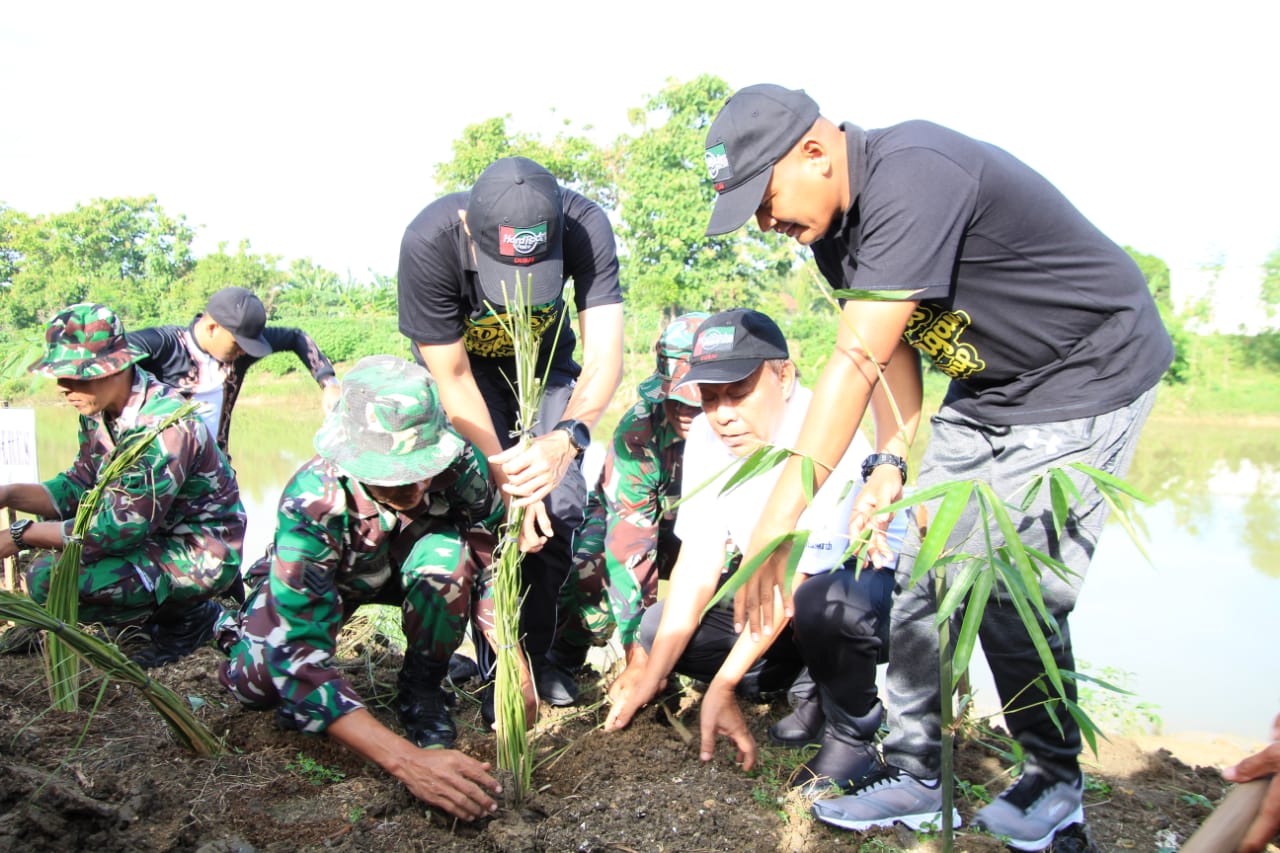 Forkopimda Tanam Rumput Vertiver Dibantaran Sungai Kab Lamongan