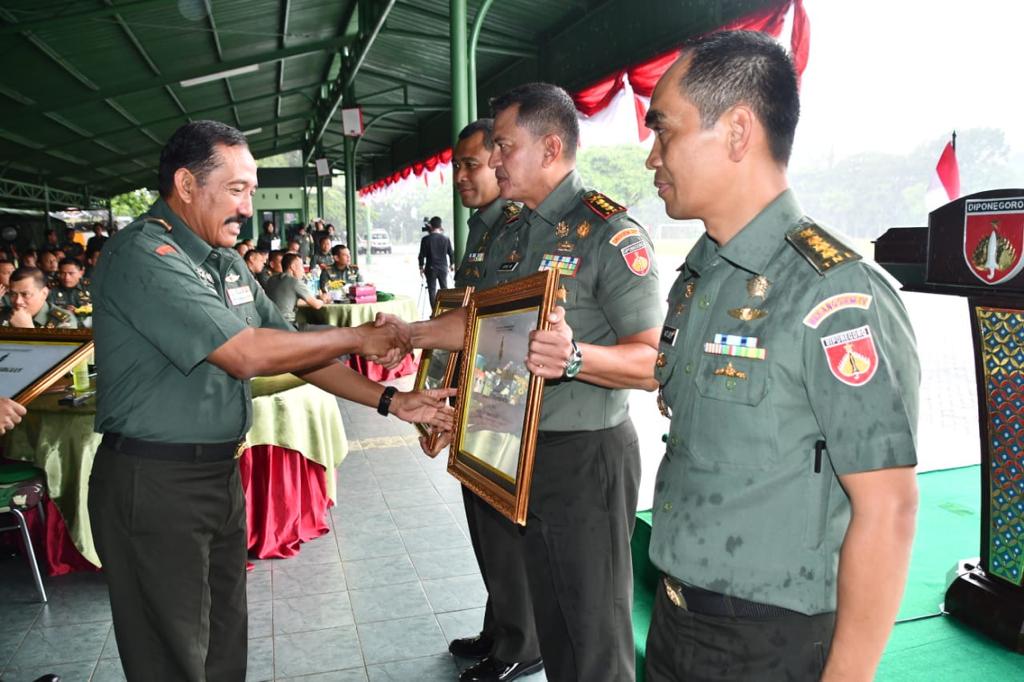 Danrem 071/Wijayakusuma Terima Penghargaan Satker