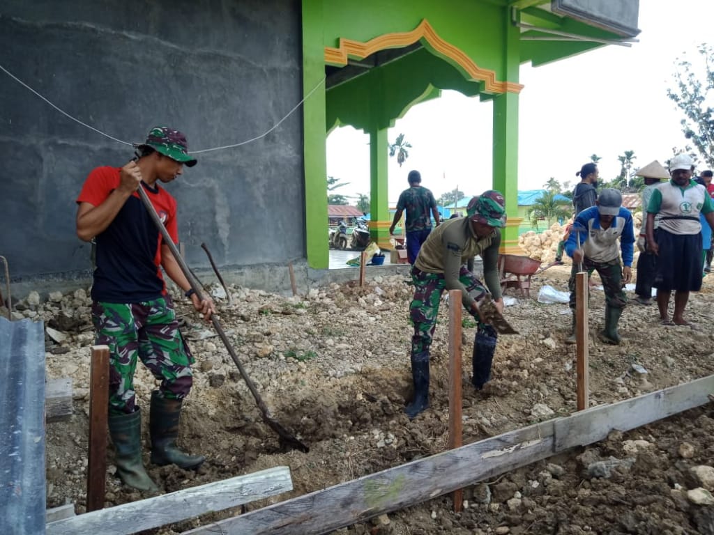 Satgas Raider 300 Bersama Masyarakat Bangun Tempat Wudhu Masjid Al-Muhajirin