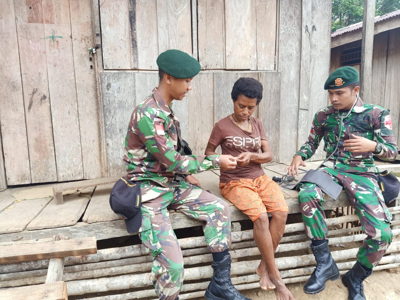 Pos Somografi Satgas Yonif Raider 509 Kostrad Gelar Pengobatan Warga Perbatasan