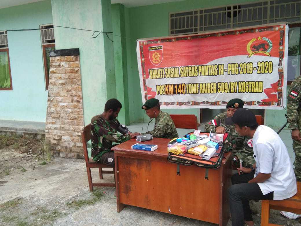 Peringati HUT Kostrad Ke-59, Pos KM 140 Satgas Yonif Raider 509 Kostrad Laksanakan Pengobatan di Tapal Batas