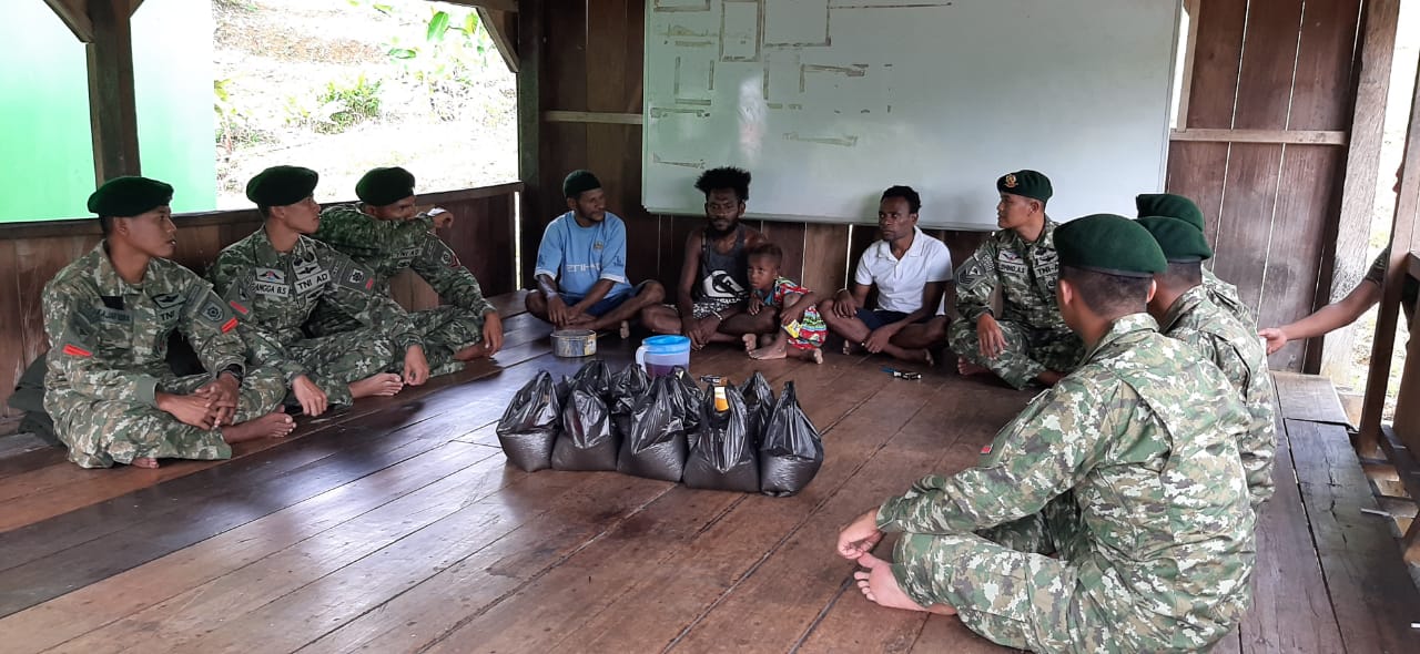 Pos Unggalom Satgas Yonif Raider 509 Kostrad Bagikan Sembako di Tapal Batas