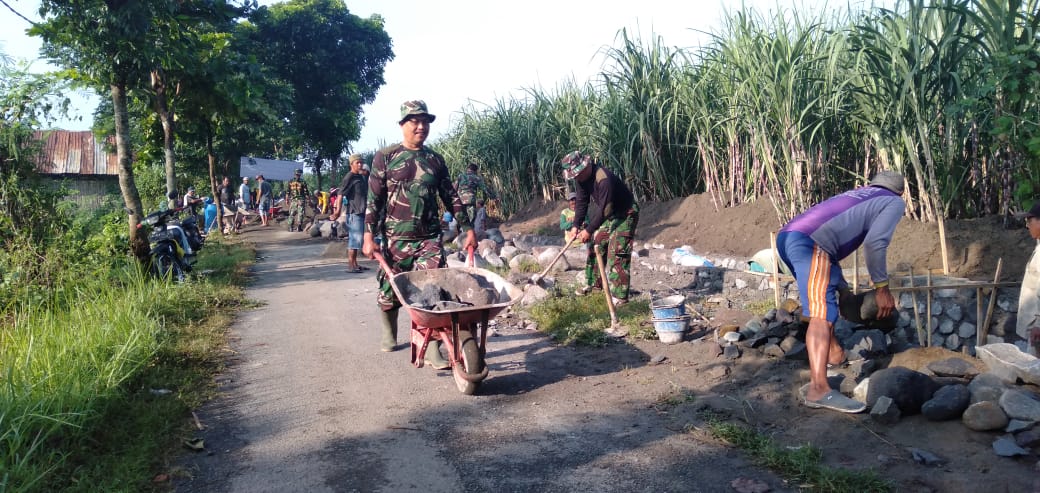 Koramil 18/Plemahan Bantu Masyarakat Bikin Saluran Air