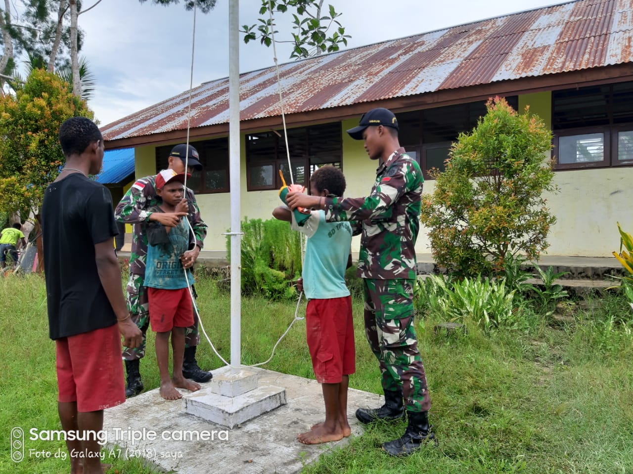 Satgas Yonif Raider 509 Kostrad Latih Siswa SD YPPK Santo Fransiskus Ubrub Upacara Bendera