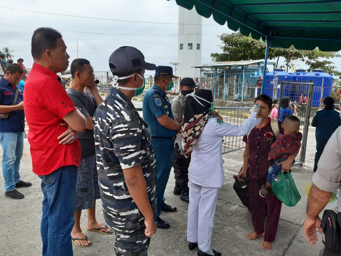 Posal Gunung Sitoli Laksanakan Pengecekan Suhu Tubuh ABK dan Penumpang Kapal di Pelabuhan Angin