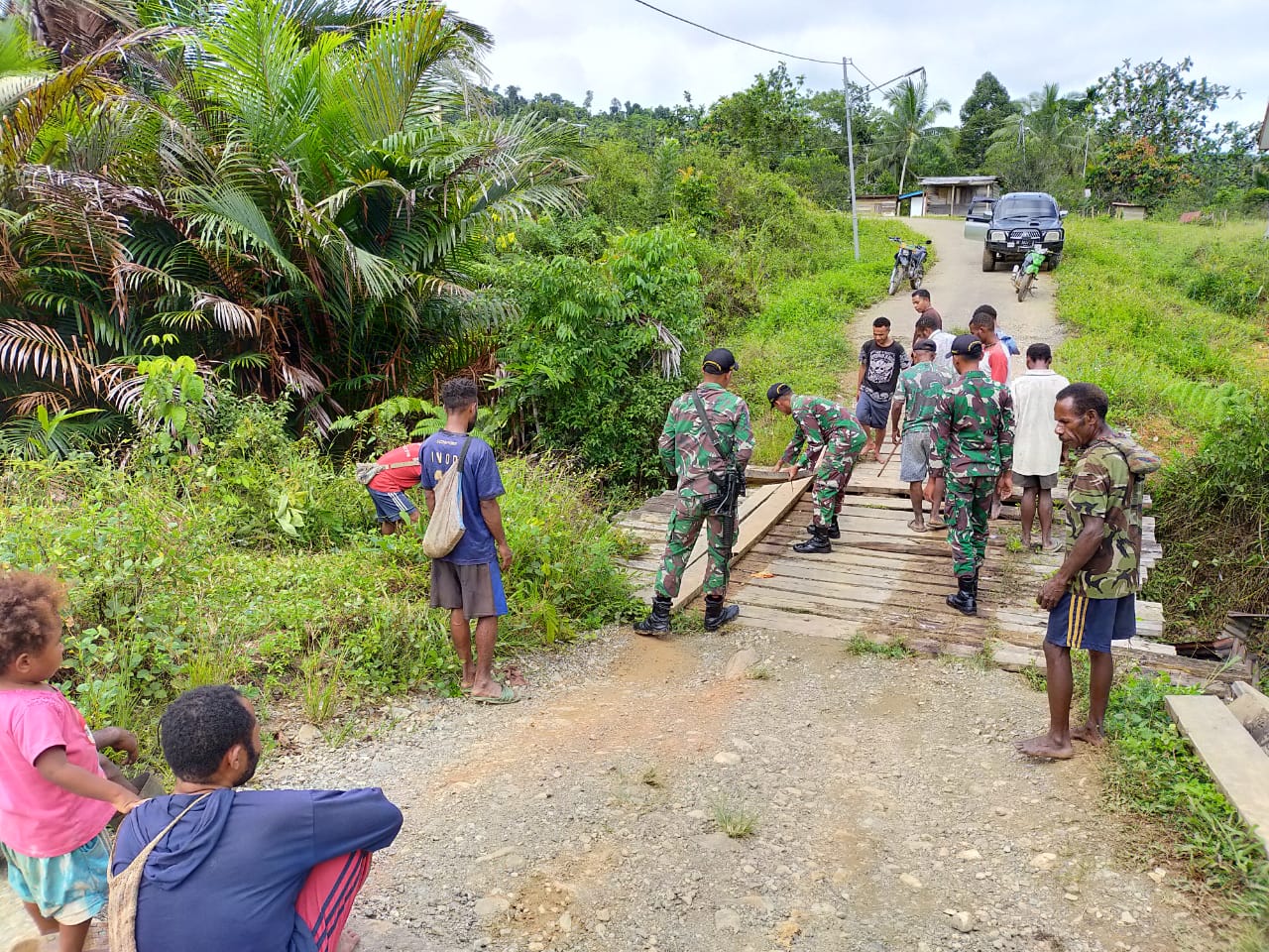 Bersama Masyarakat, Prajurit Satgas Yonif Raider 509 Kostrad Perbaiki Jembatan Yuruf