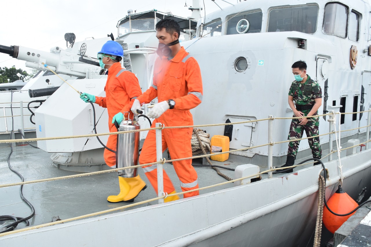 KRI dan KAL Lantamal IV Laksanakan Penyemprotan Cairan Disinfektan