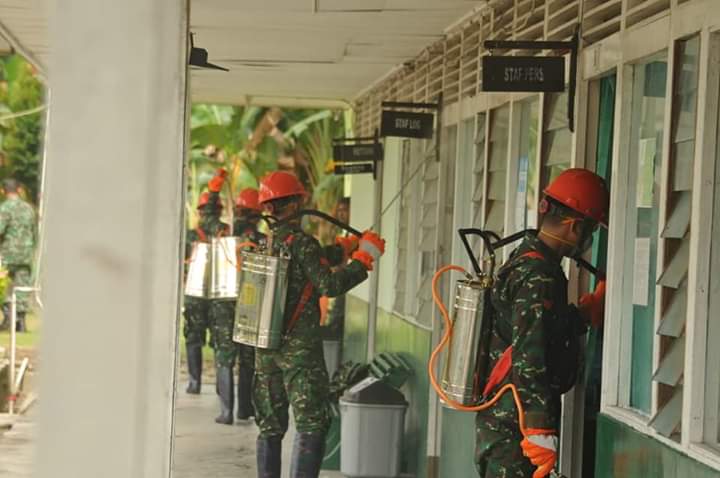 Cegah Penyebaran Wabah Covid-19, Makodim Sintang Lakukan Penyemprotan Disinfektan